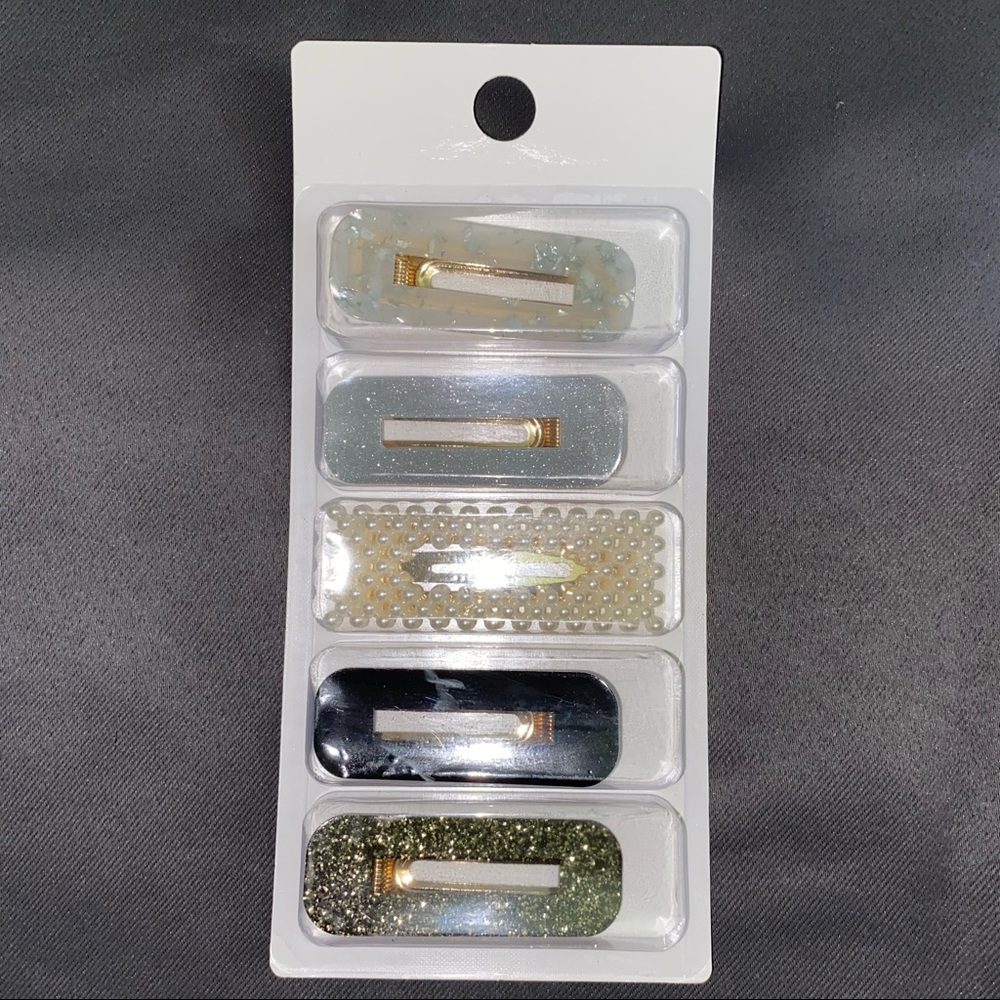 SOLD 🚫Hair Clips Set